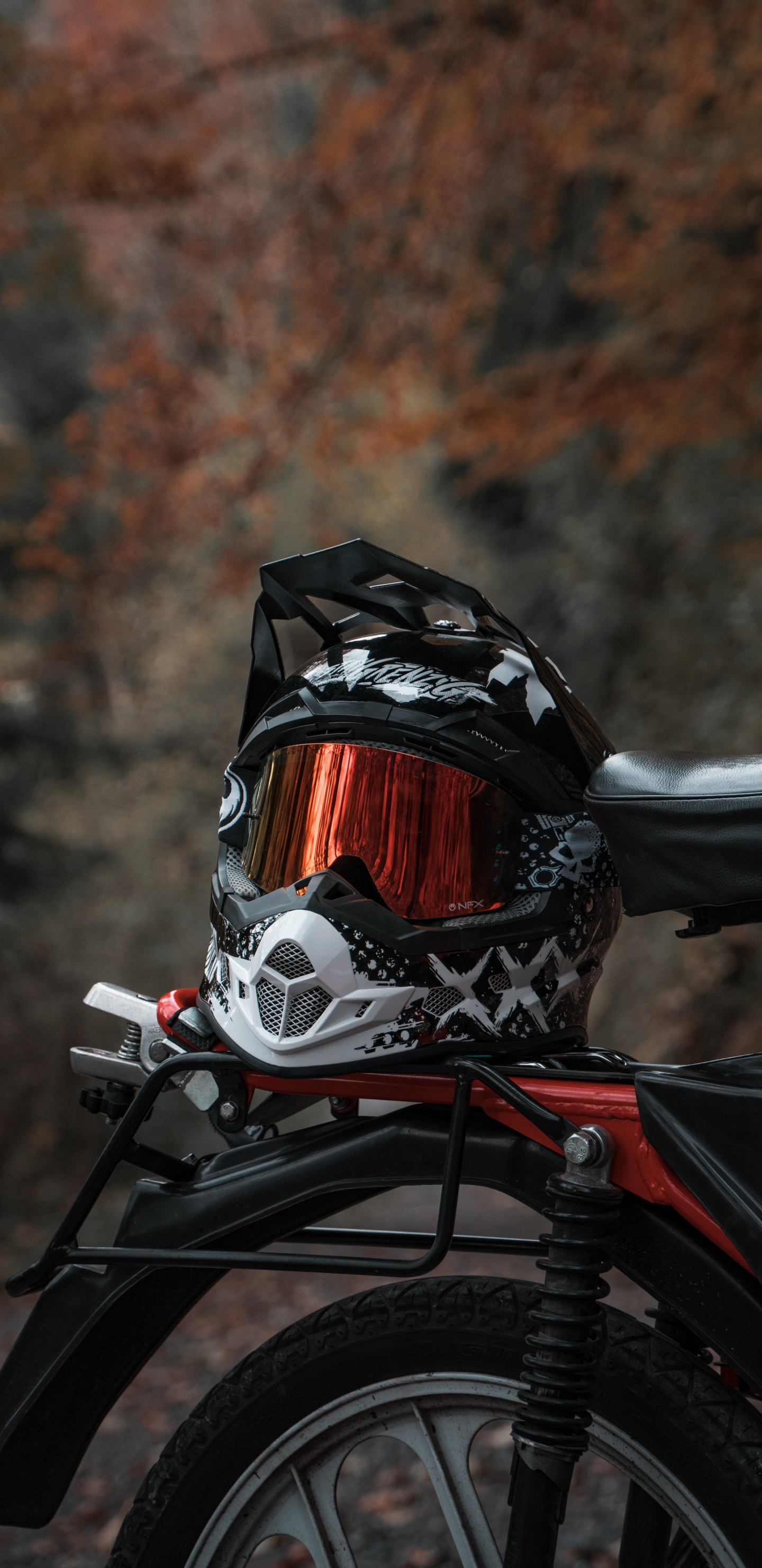 Casque de Moto Noir et Blanc Sur Moto Rouge et Noir. Wallpaper in 1440x2960 Resolution