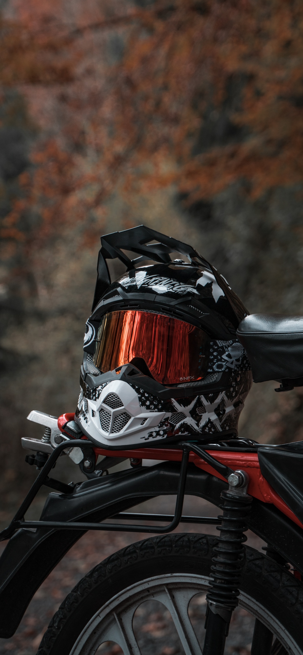 Schwarz-weißer Motorradhelm Auf Rotem Und Schwarzem Motorrad. Wallpaper in 1242x2688 Resolution