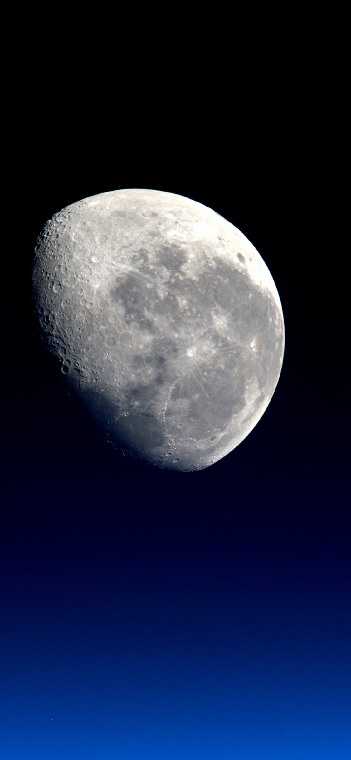 Vollmond am Blauen Himmel. Wallpaper in 1125x2436 Resolution