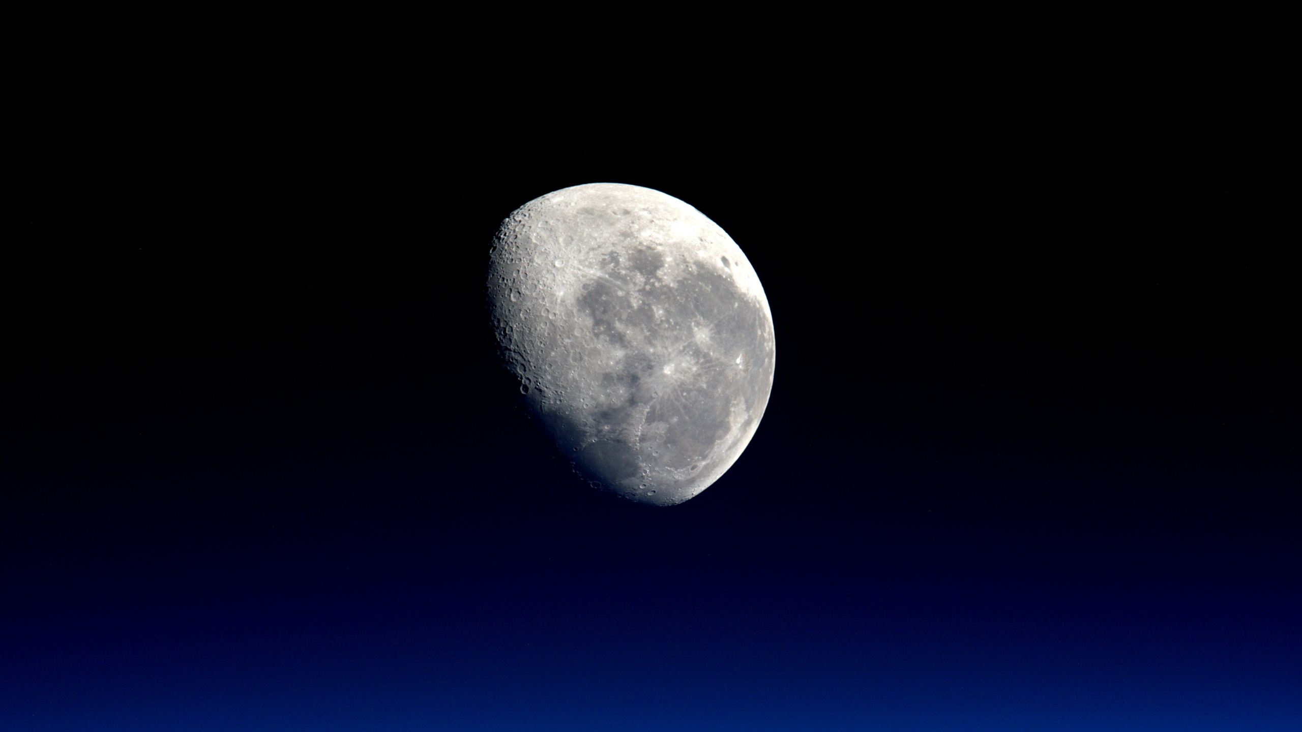 Pleine Lune Dans le Ciel Bleu. Wallpaper in 2560x1440 Resolution