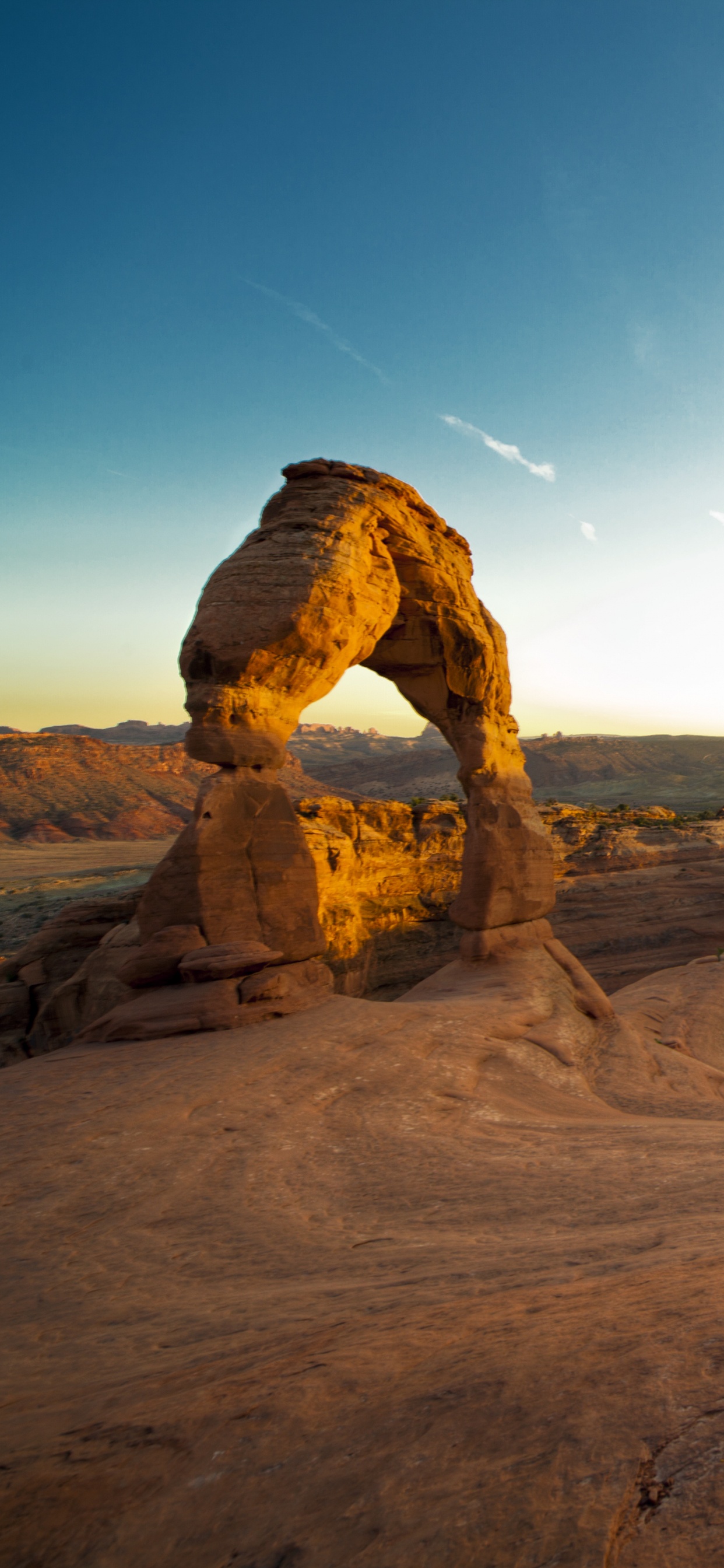 Formation de Roche Brune Sous Ciel Bleu Pendant la Journée. Wallpaper in 1242x2688 Resolution