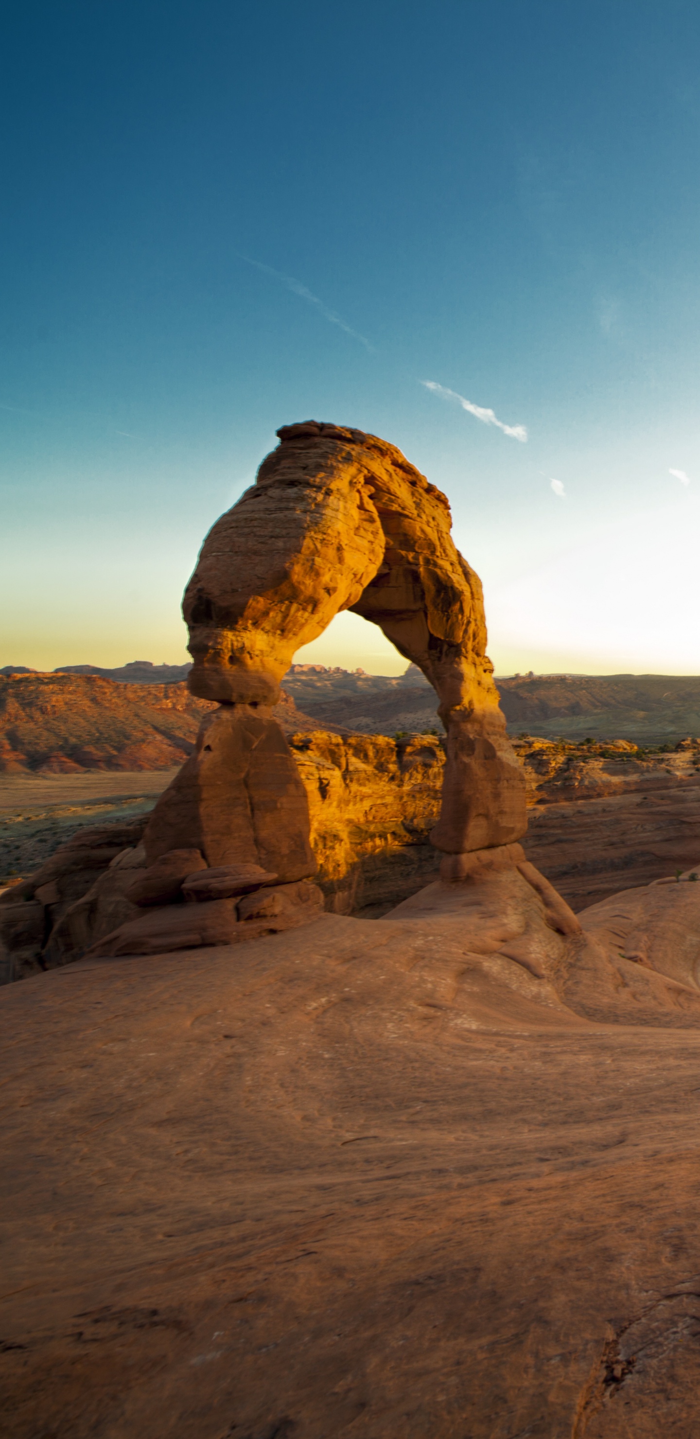 Tagsüber Braune Felsformation Unter Blauem Himmel. Wallpaper in 1440x2960 Resolution