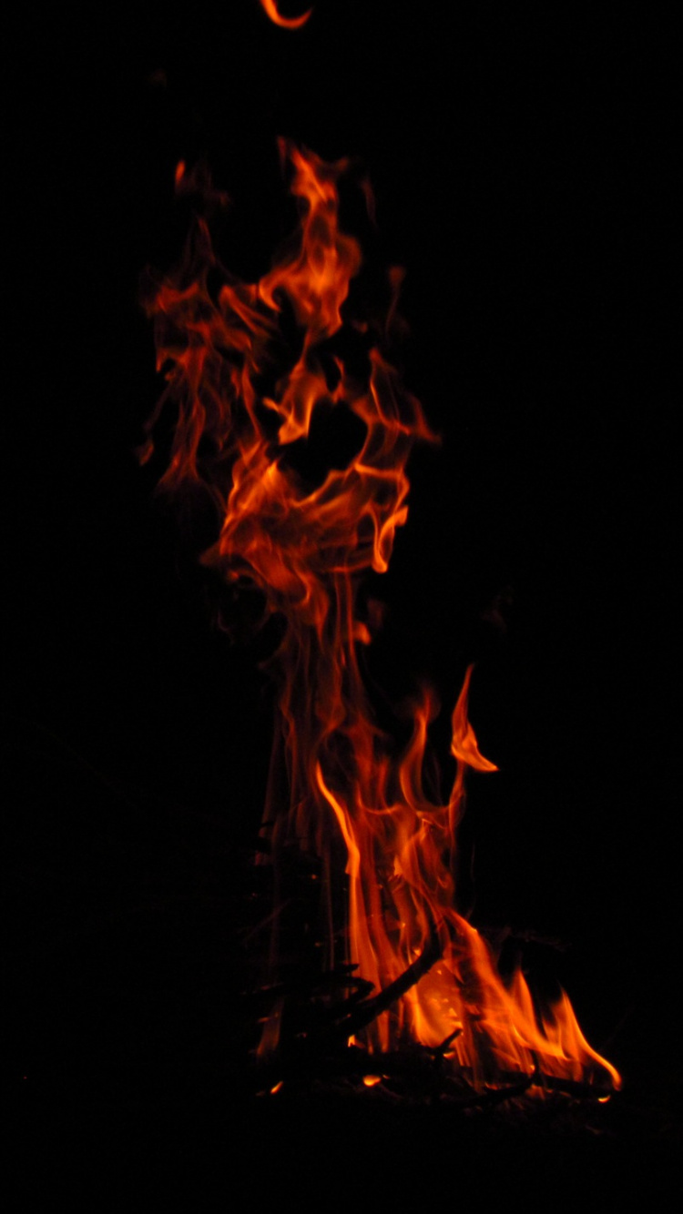 Fuego Naranja y Rojo Sobre Fondo Negro. Wallpaper in 750x1334 Resolution