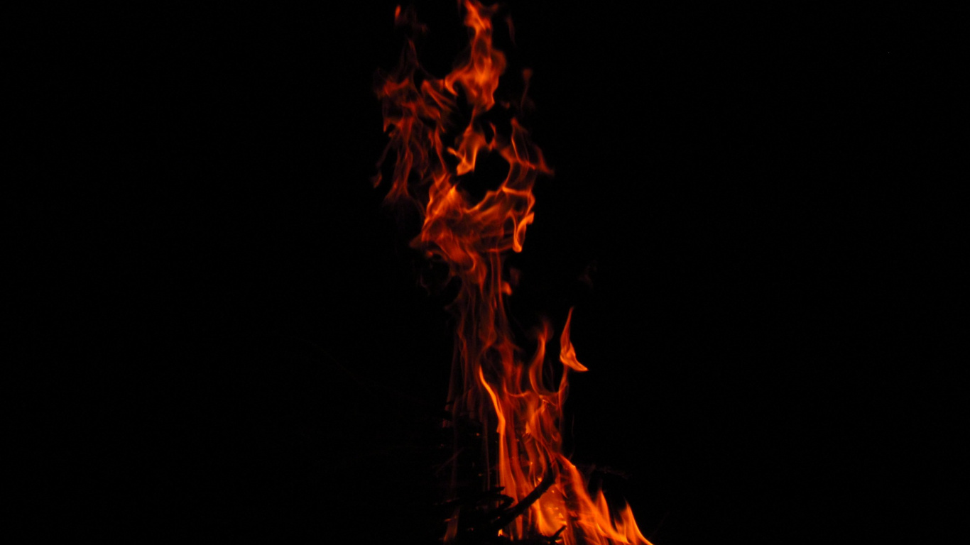 Oranges Und Rotes Feuer Auf Schwarzem Hintergrund. Wallpaper in 1366x768 Resolution