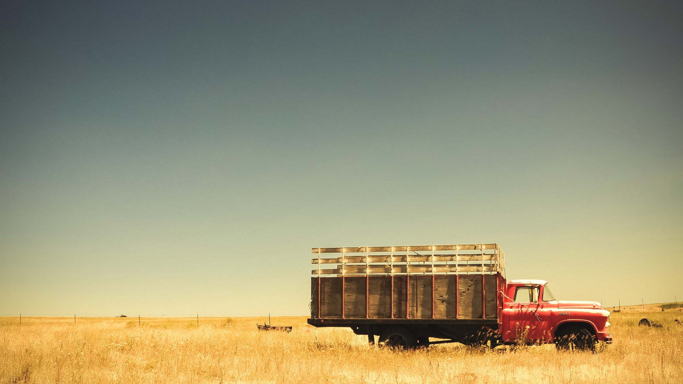 Camion Rouge et Marron Sur Terrain D'herbe Brune Sous Ciel Bleu Pendant la Journée. Wallpaper in 1366x768 Resolution