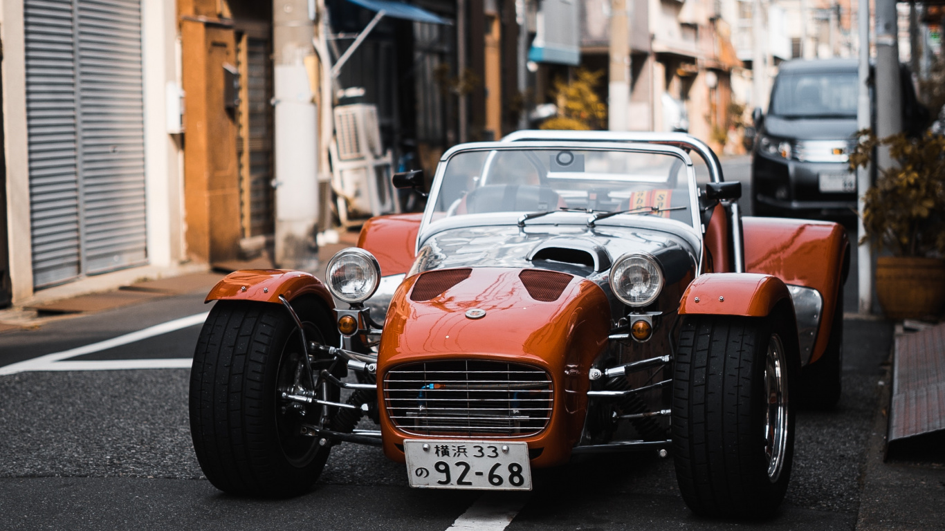 Voiture Orange et Noire Sur Route Pendant la Journée. Wallpaper in 1366x768 Resolution
