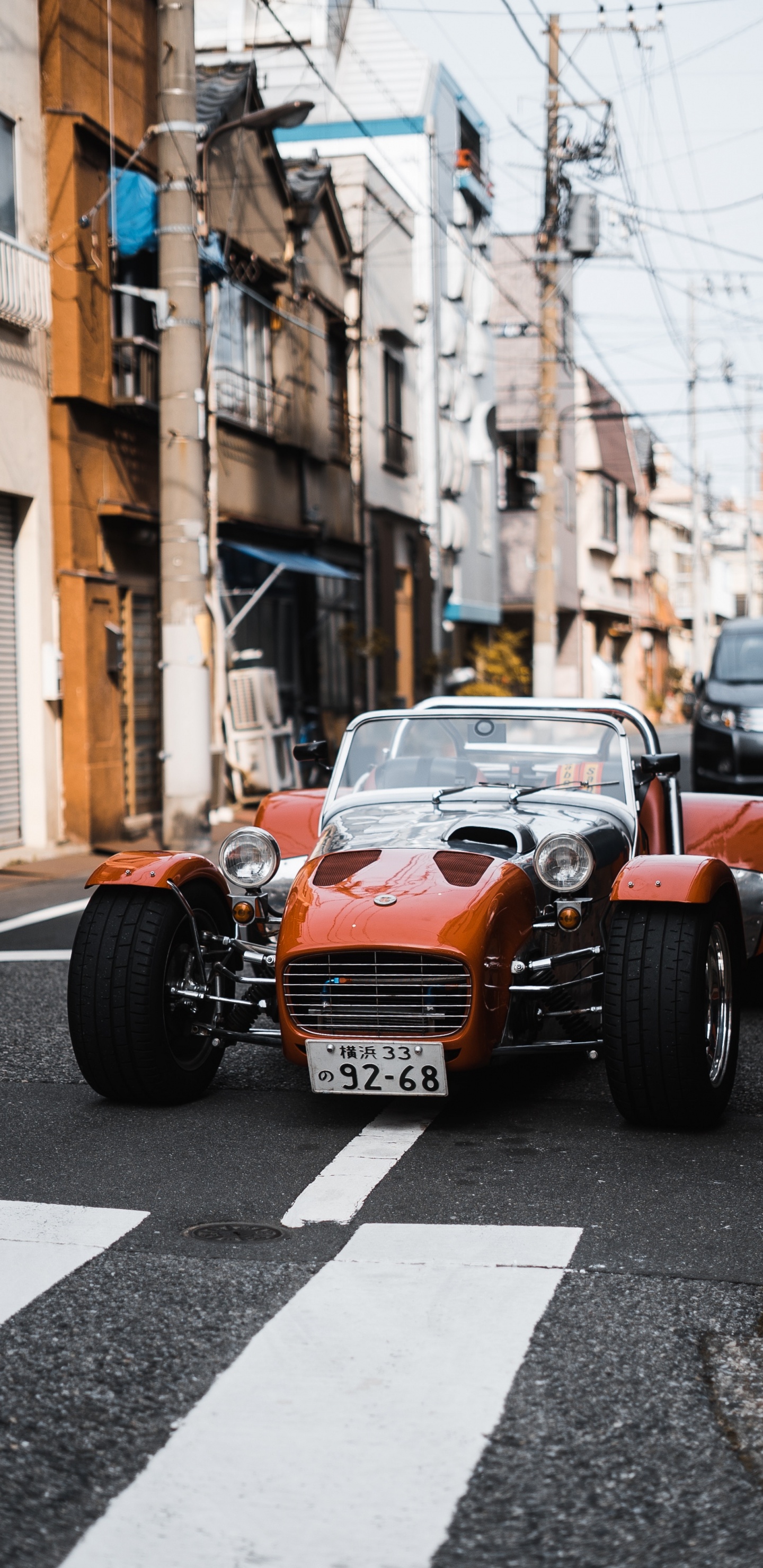 Voiture Orange et Noire Sur Route Pendant la Journée. Wallpaper in 1440x2960 Resolution