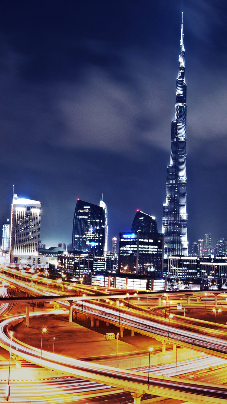 Zeitrafferfotografie Der Stadt Während Der Nachtzeit. Wallpaper in 750x1334 Resolution