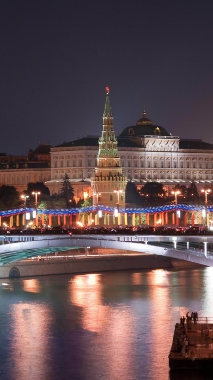 Weißes Betongebäude in Der Nähe Von Gewässern Während Der Nacht. Wallpaper in 720x1280 Resolution