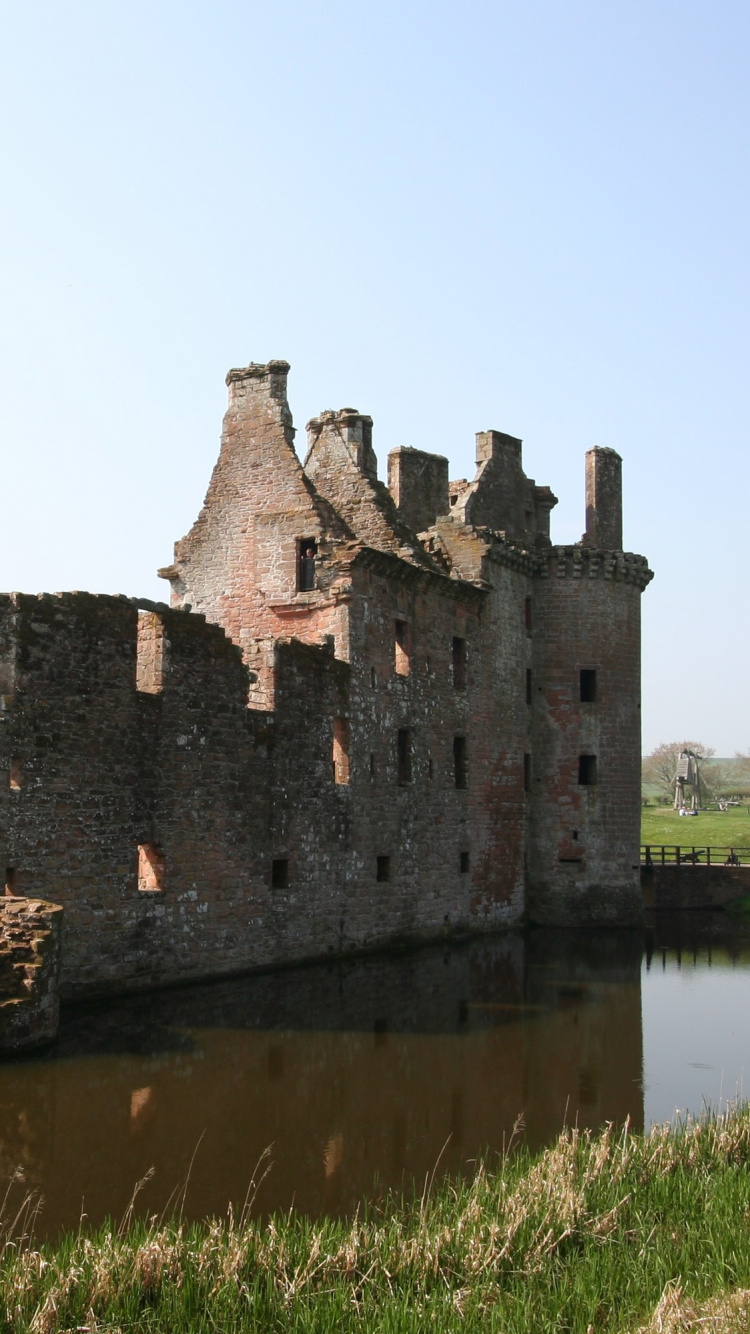 Castillo de Hormigón Marrón Sobre el Cuerpo de Agua Durante el Día. Wallpaper in 750x1334 Resolution