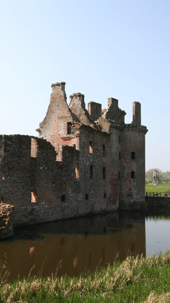 Château en Béton Brun Sur un Plan D'eau Pendant la Journée. Wallpaper in 720x1280 Resolution