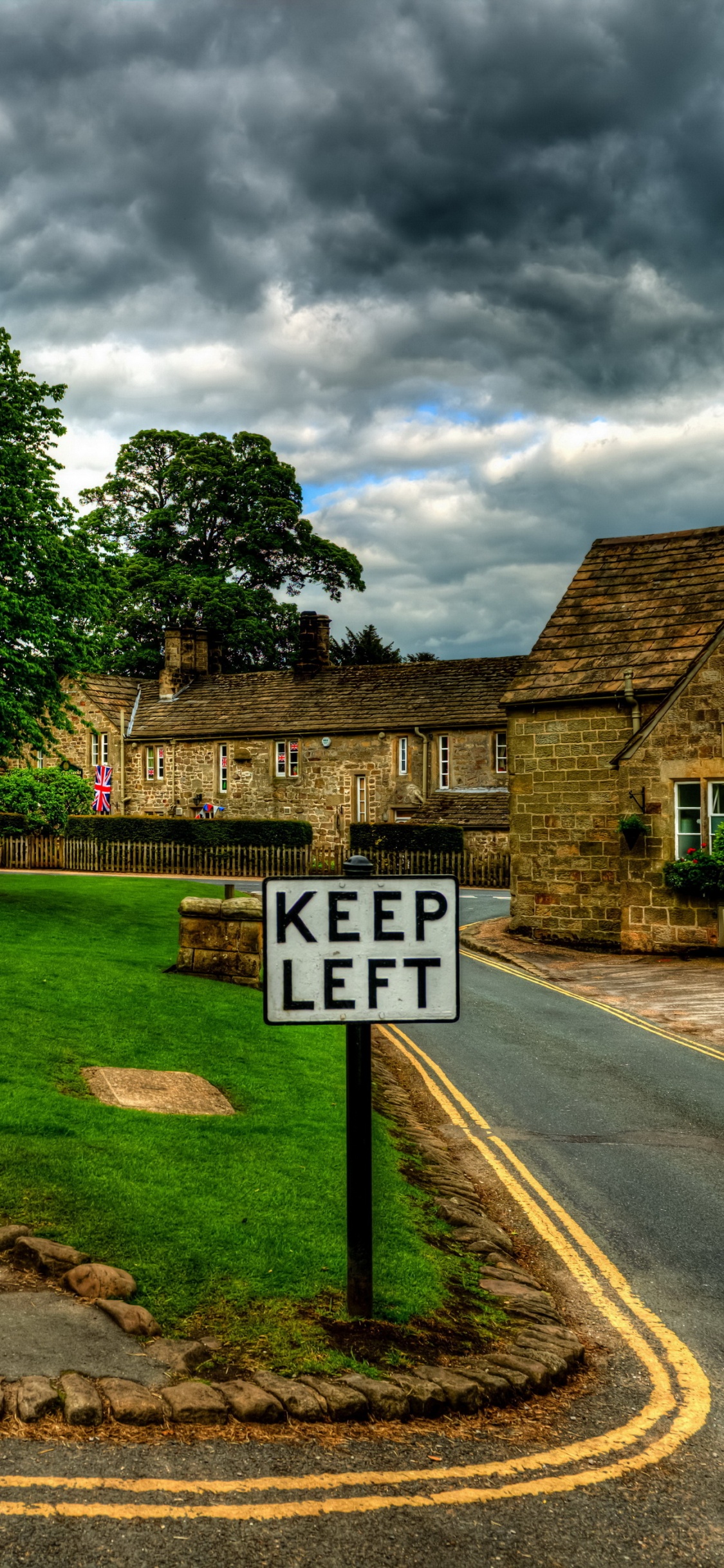 Panneau de Signalisation Blanc et Noir Près Des Arbres Verts Sous un Ciel Nuageux Pendant la Journée. Wallpaper in 1125x2436 Resolution