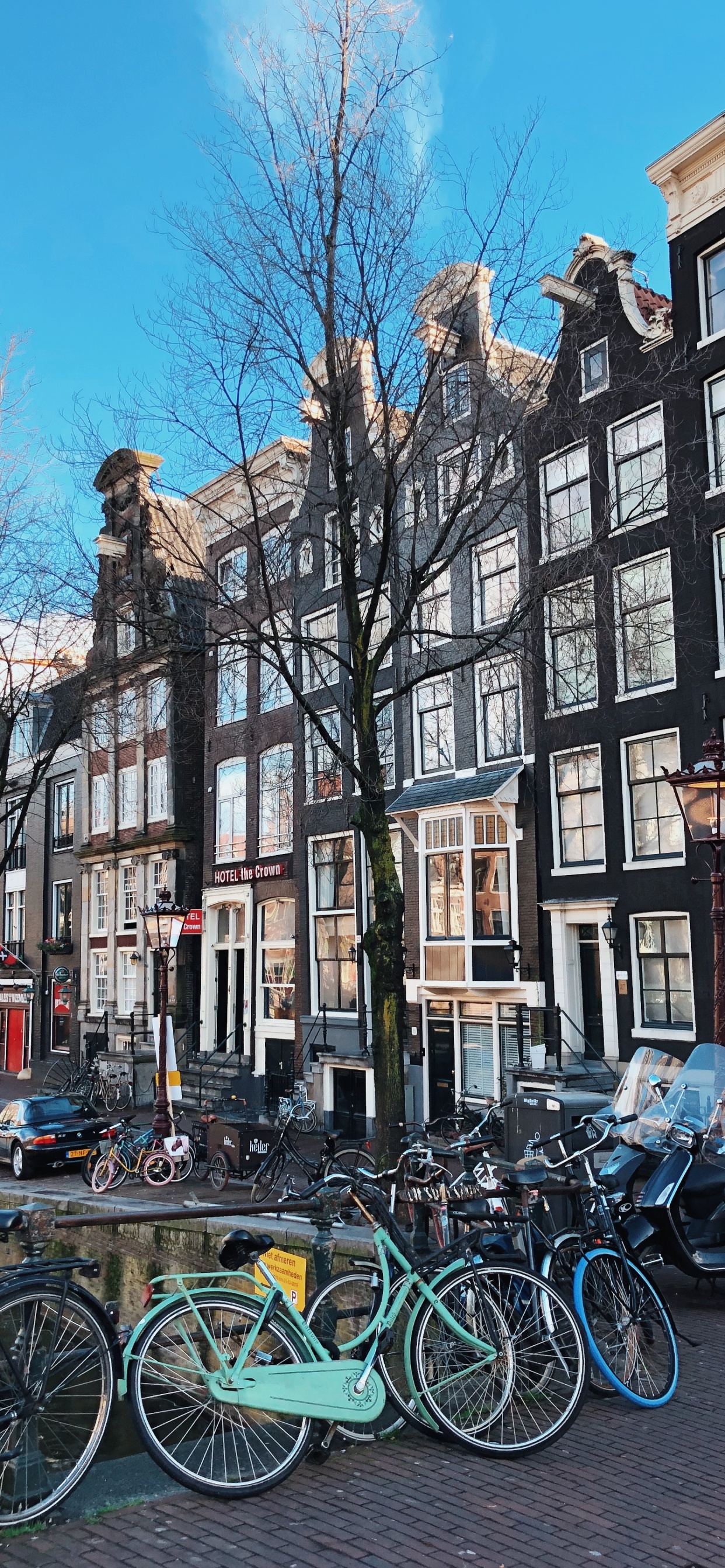 Vélos Garés Devant le Bâtiment Pendant la Journée. Wallpaper in 1242x2688 Resolution