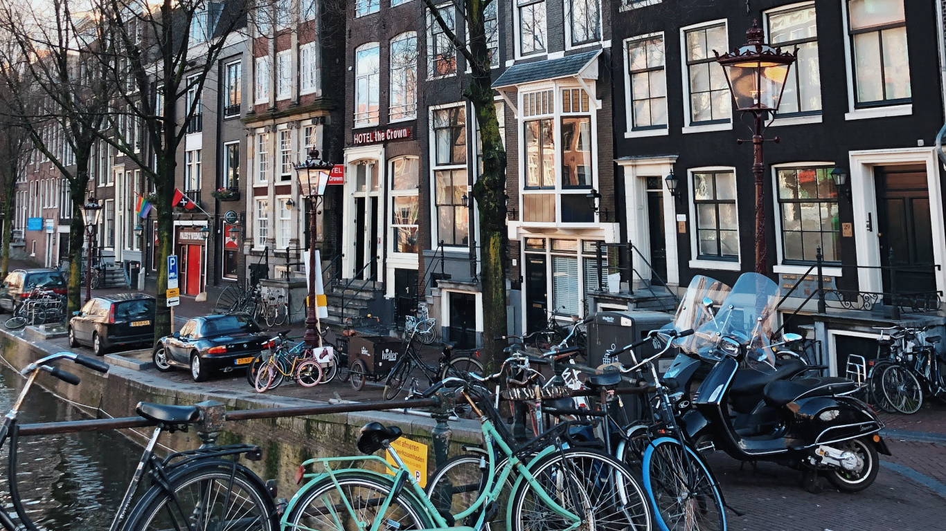 Vélos Garés Devant le Bâtiment Pendant la Journée. Wallpaper in 1366x768 Resolution