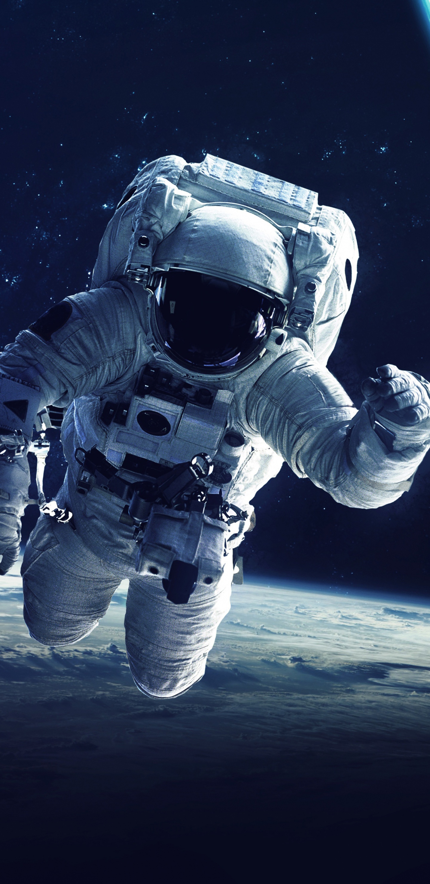 Personne en Costume Blanc et Noir Avec Casque Bleu et Blanc. Wallpaper in 1440x2960 Resolution