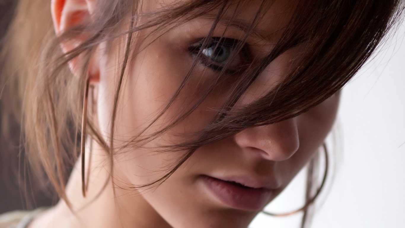 Hair, Eyebrow, Chin, Nose, Beauty. Wallpaper in 1366x768 Resolution