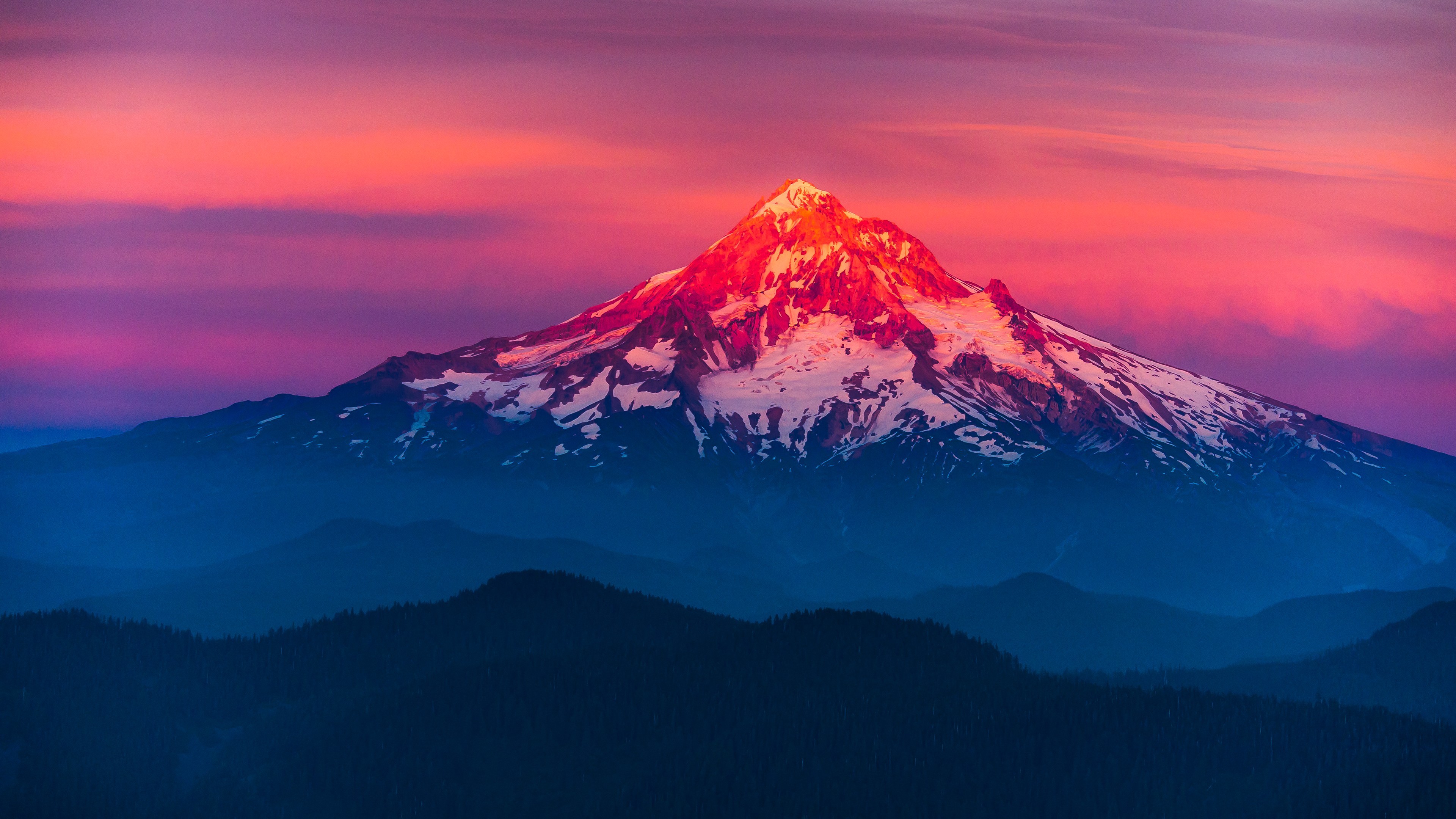 Montagne Couverte de Neige au Coucher du Soleil. Wallpaper in 3840x2160 Resolution