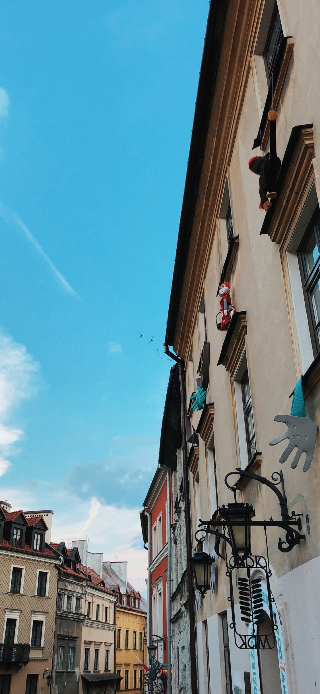 Fenster, Stadt, Nachbarschaft, Street, Gebäude. Wallpaper in 1125x2436 Resolution