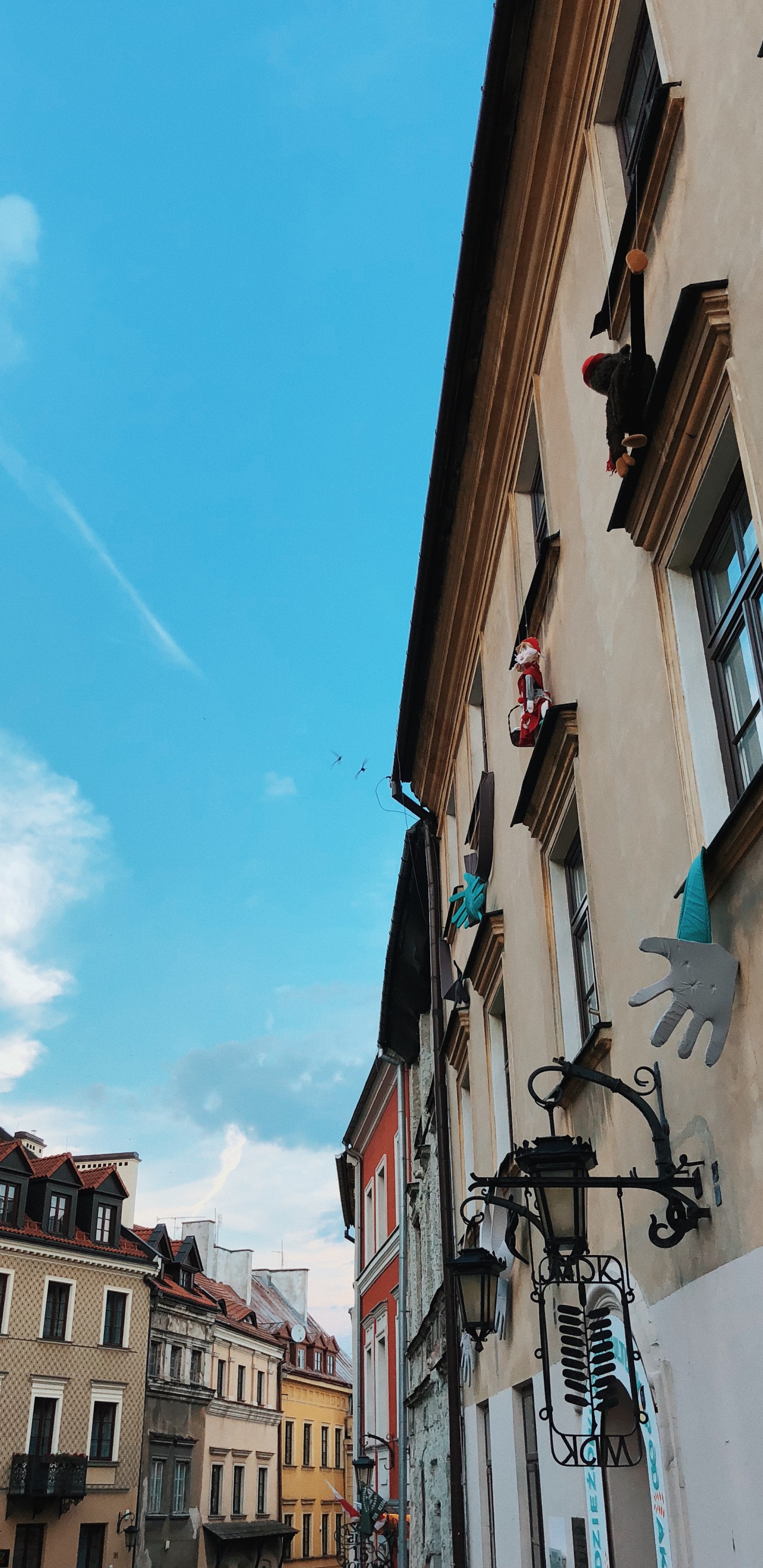 Fenster, Stadt, Nachbarschaft, Street, Gebäude. Wallpaper in 1440x2960 Resolution