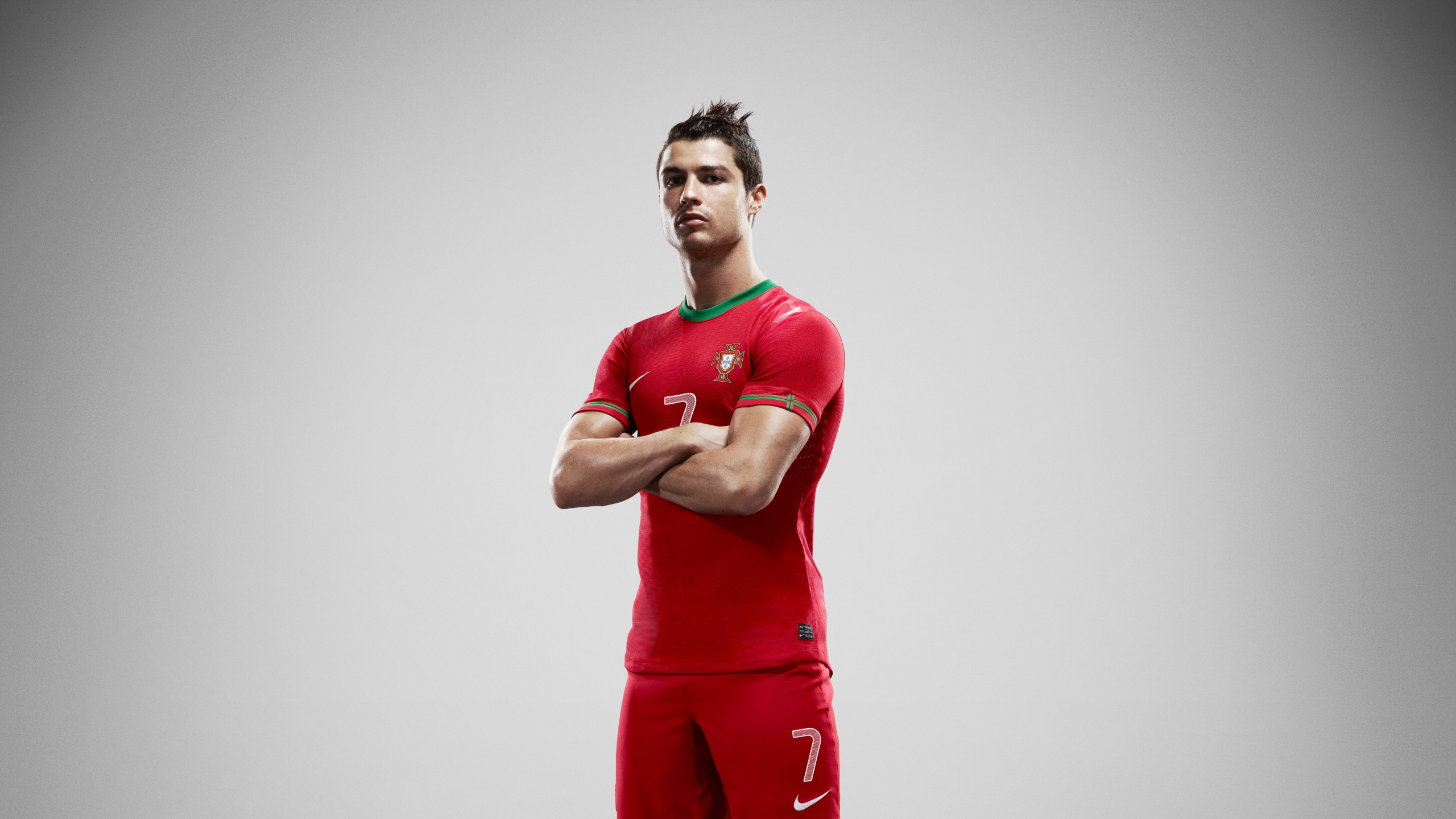 Hombre de Camiseta Roja Con Cuello Redondo Nike. Wallpaper in 2560x1440 Resolution