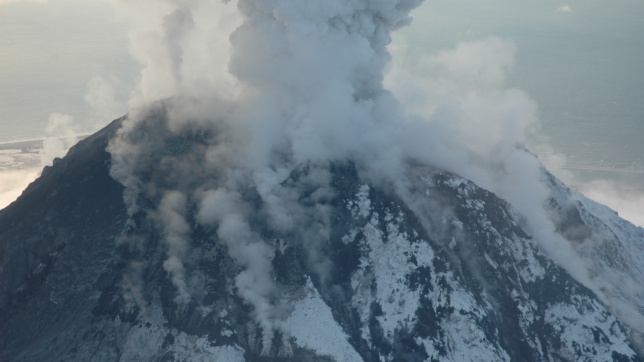 Weiße Wolken Über Schwarz-weißem Berg. Wallpaper in 2560x1440 Resolution