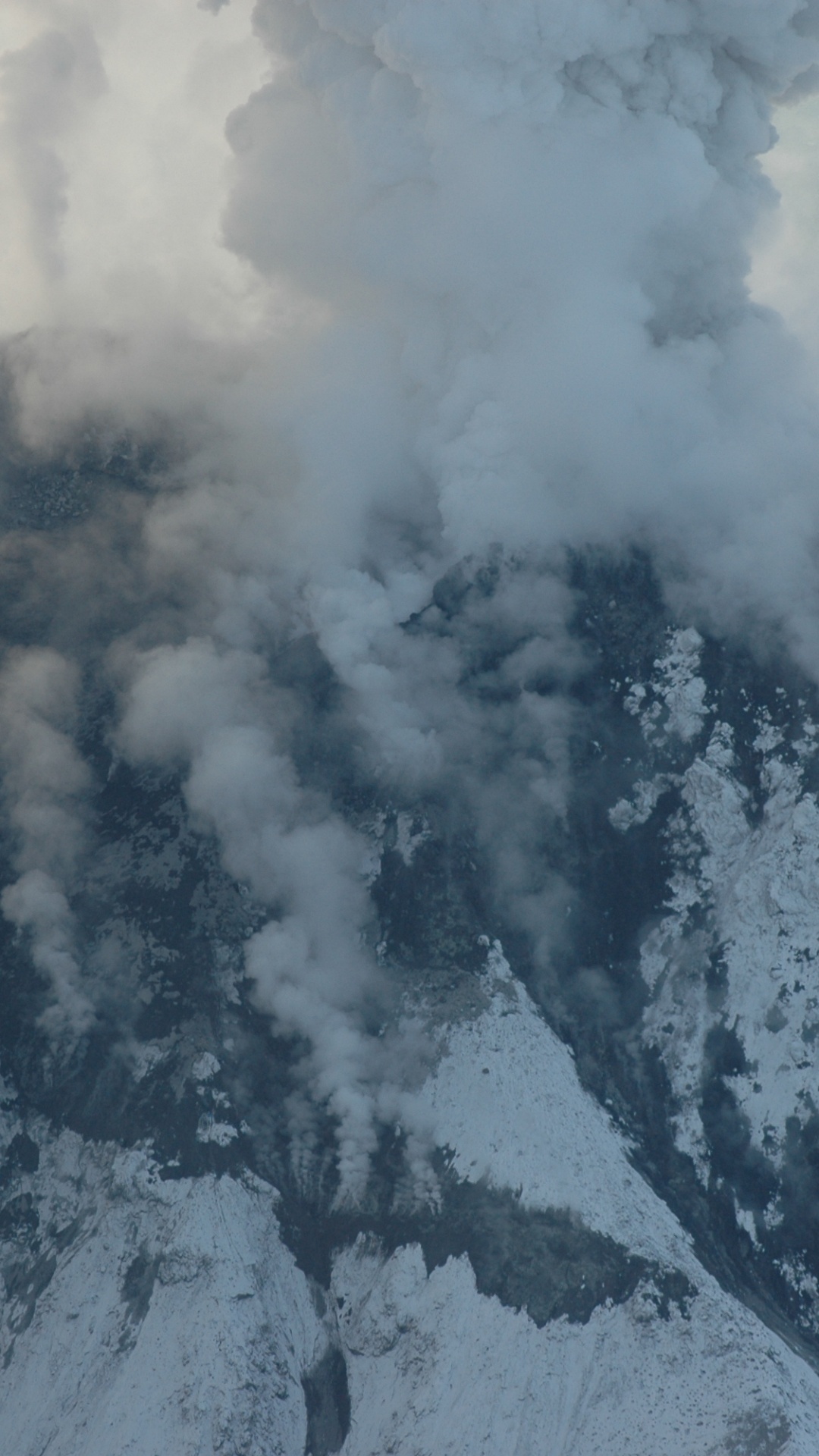 Nubes Blancas Sobre la Montaña en Blanco y Negro. Wallpaper in 1080x1920 Resolution