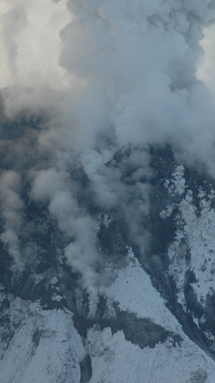 Nubes Blancas Sobre la Montaña en Blanco y Negro. Wallpaper in 720x1280 Resolution