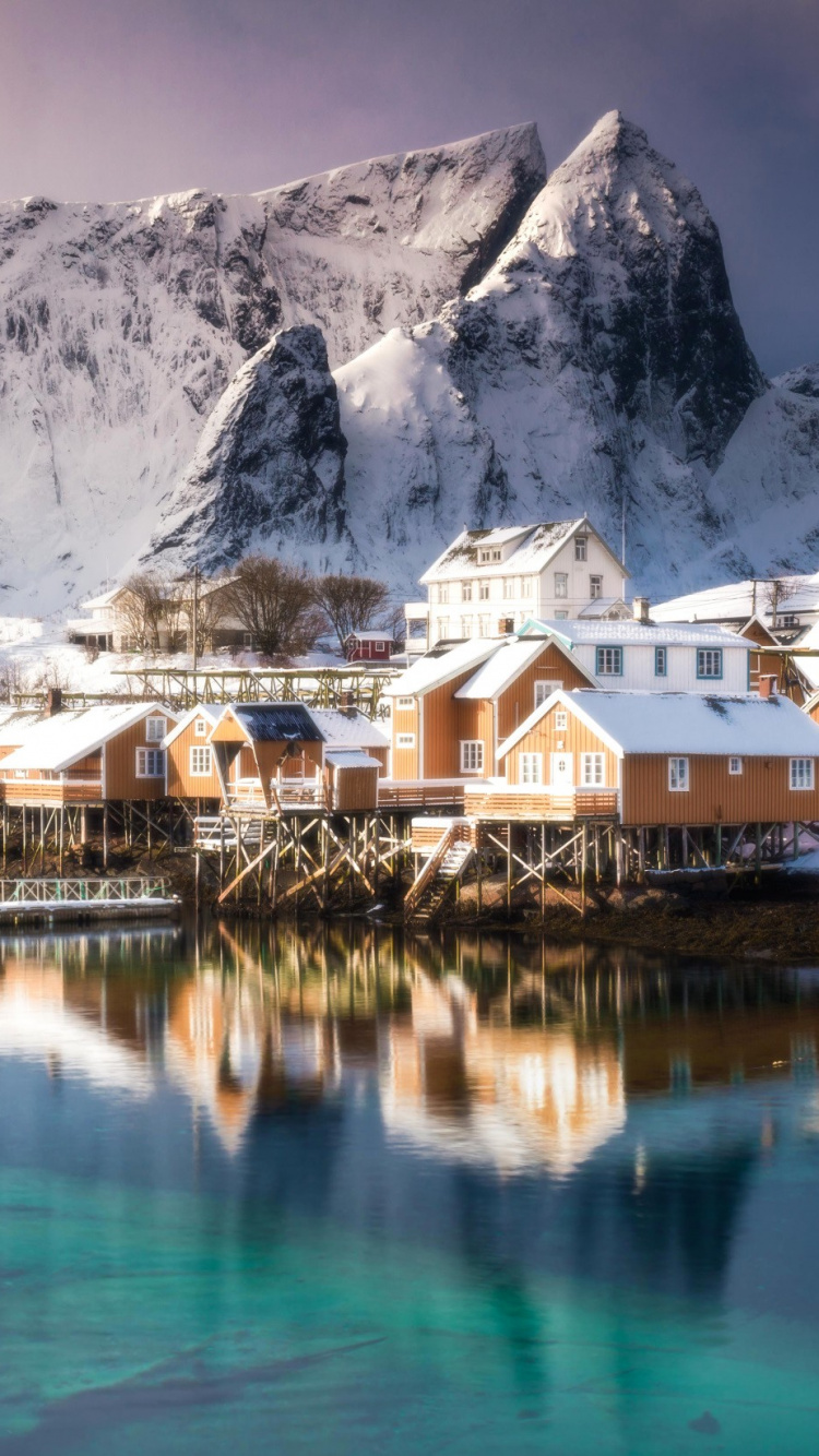 Häuser in Der Nähe Von Gewässern Und Schneebedeckten Bergen Tagsüber. Wallpaper in 750x1334 Resolution