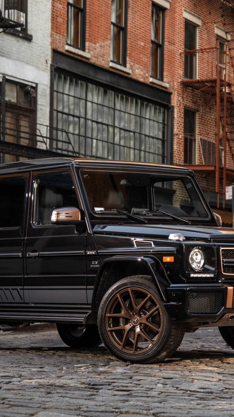 Suv Noir Garé à Côté D'un Bâtiment en Briques Brunes. Wallpaper in 750x1334 Resolution