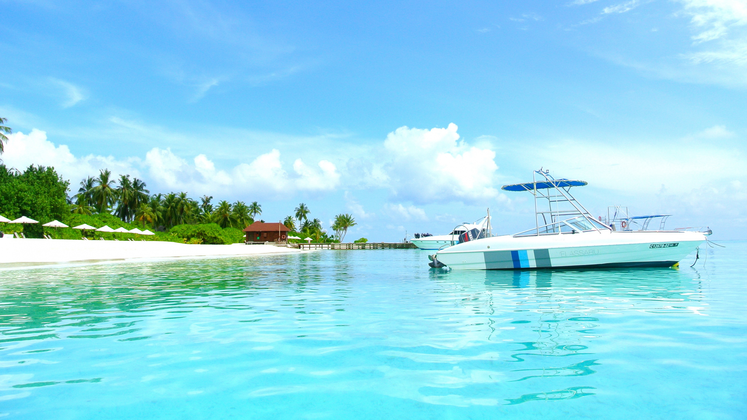 White Boat on Body of Water During Daytime. Wallpaper in 2560x1440 Resolution