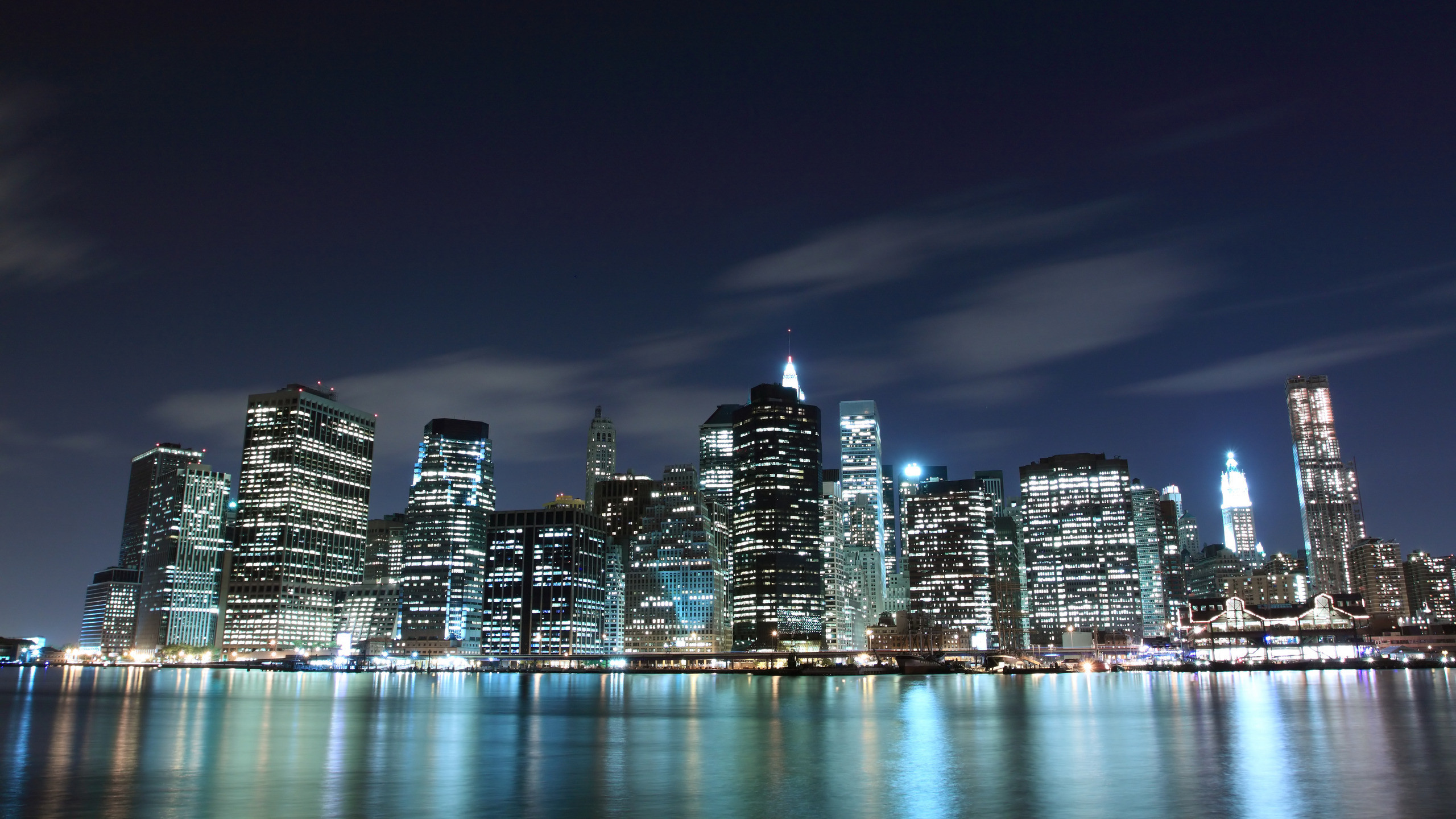 Horizon de la Ville Pendant la Nuit. Wallpaper in 2560x1440 Resolution