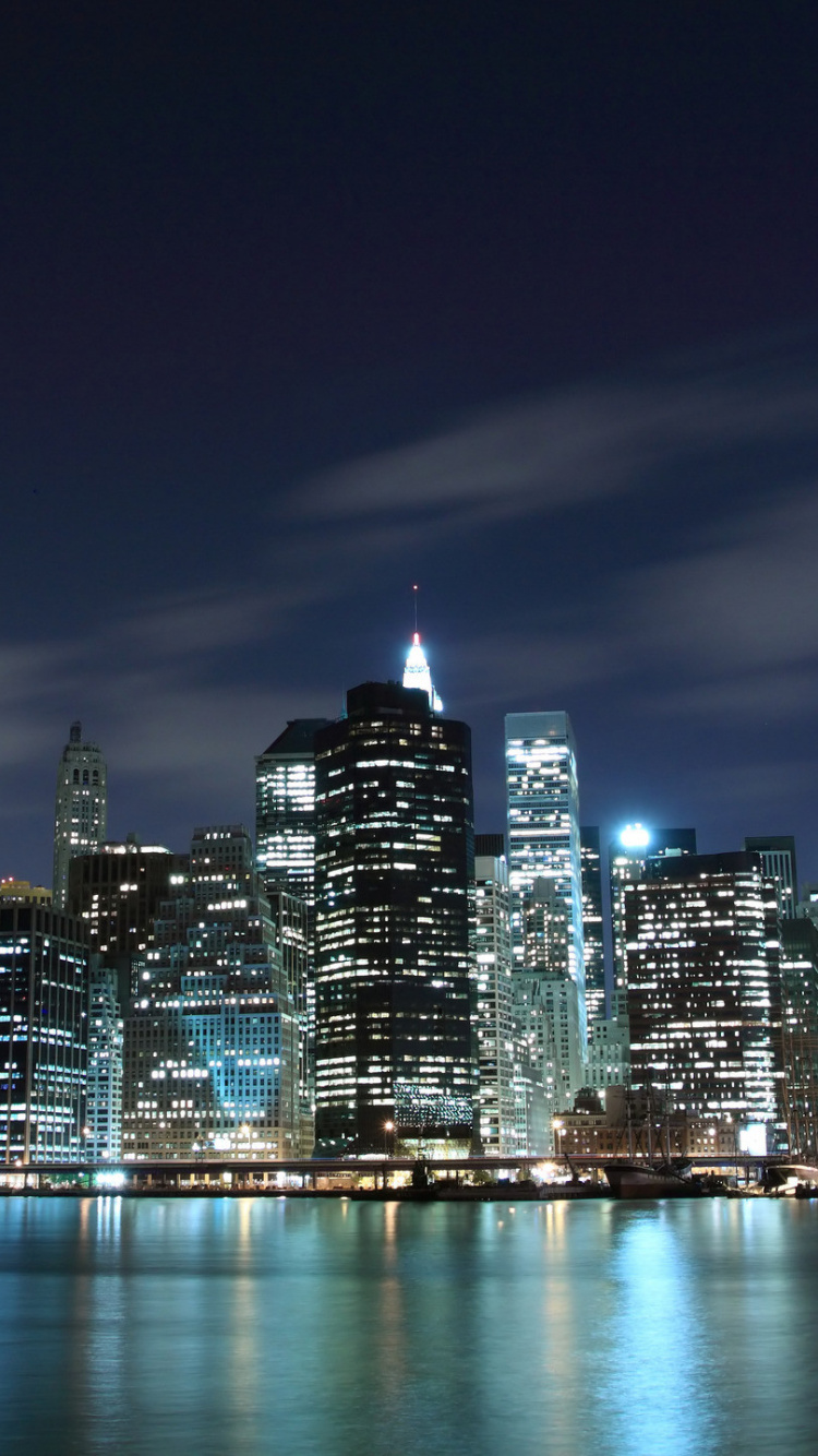 Horizonte de la Ciudad Durante la Noche. Wallpaper in 750x1334 Resolution