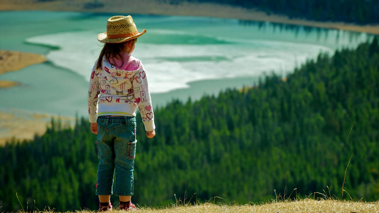 Chica en Camisa Blanca de Manga Larga y Jeans de Mezclilla Azul de Pie Sobre el Campo de Hierba Verde Durante. Wallpaper in 1280x720 Resolution