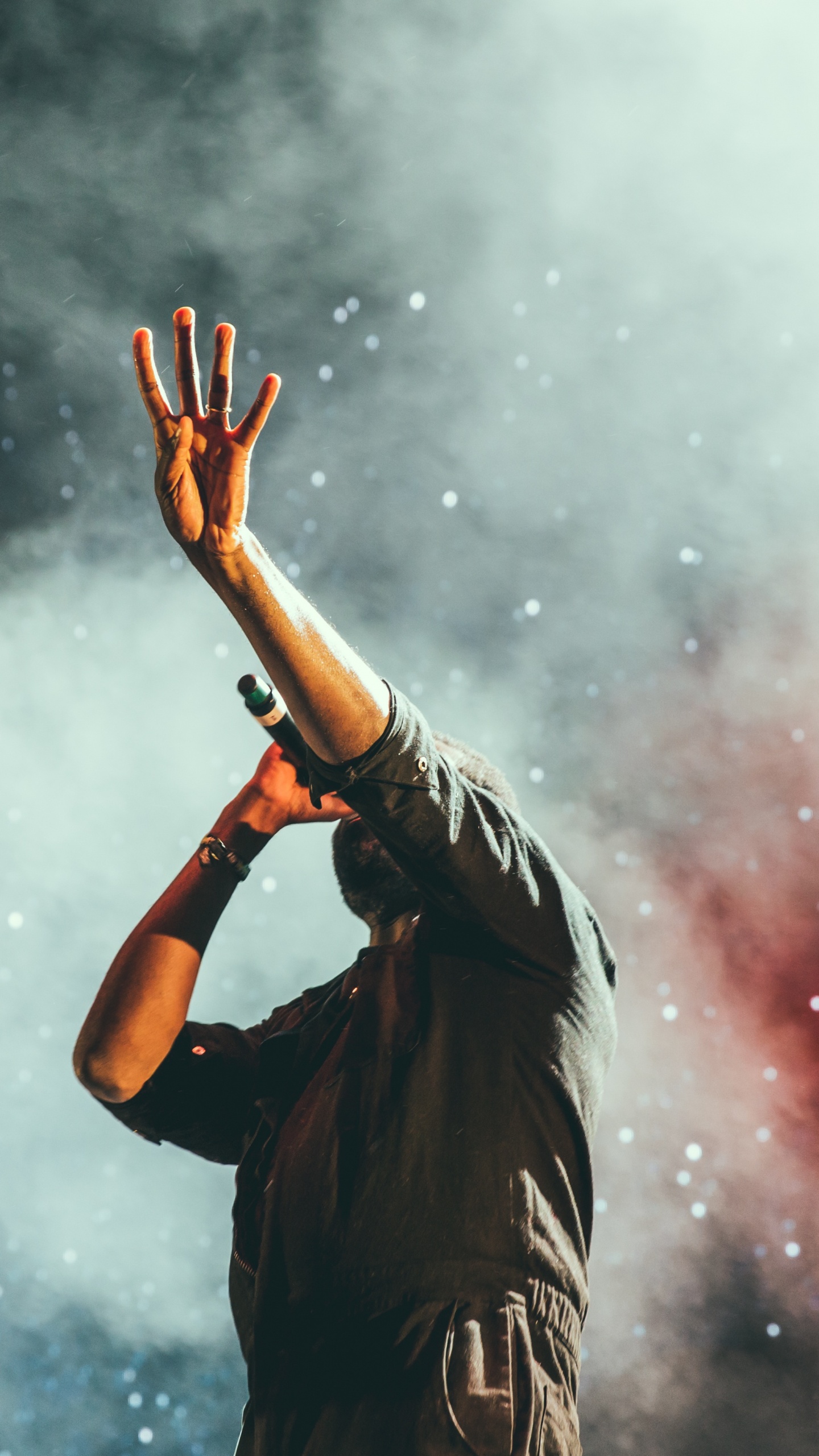 Eau, Performance, Espace, Chanteur, Voix Humaine. Wallpaper in 1440x2560 Resolution