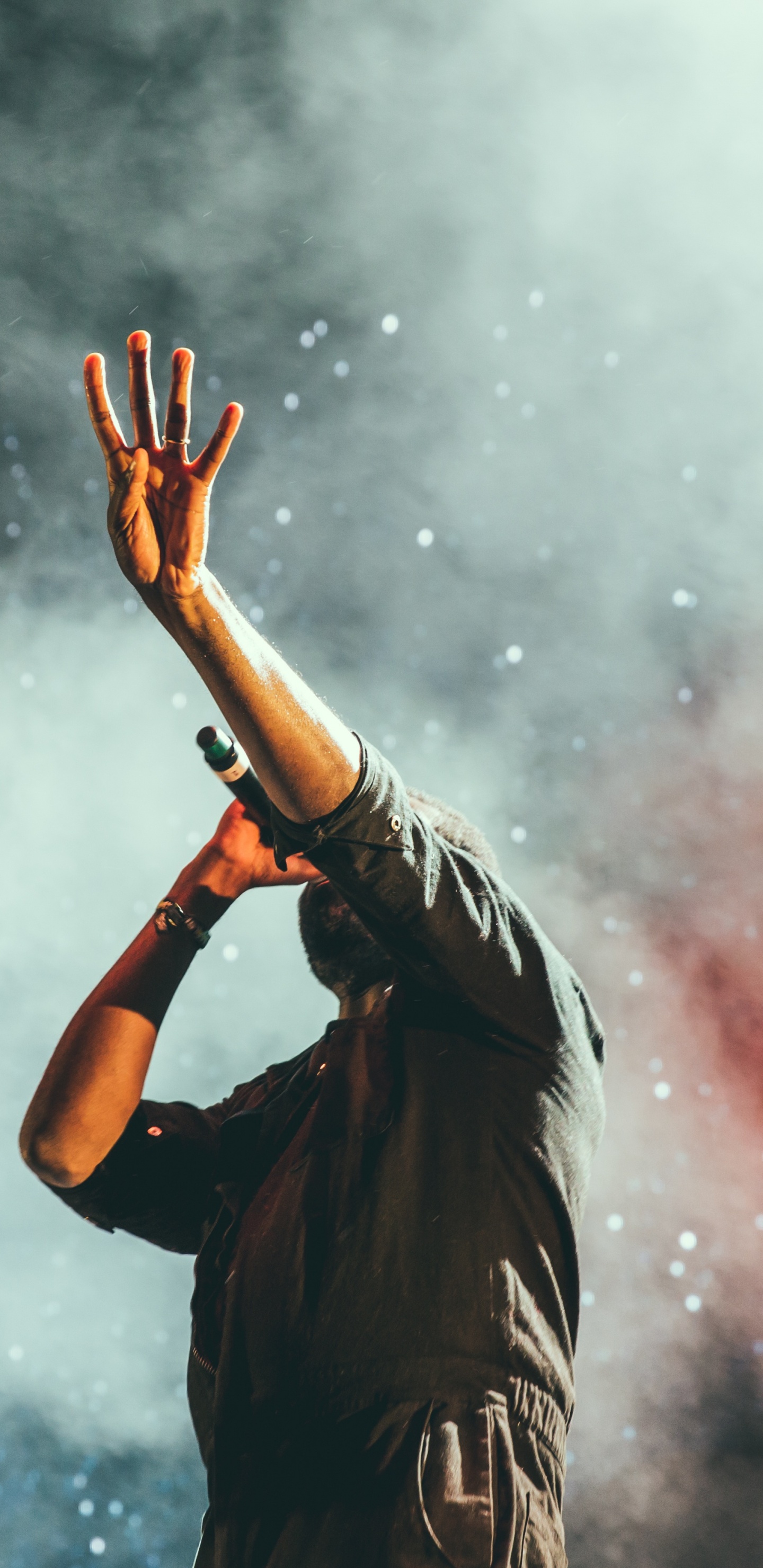 Eau, Performance, Espace, Chanteur, Voix Humaine. Wallpaper in 1440x2960 Resolution