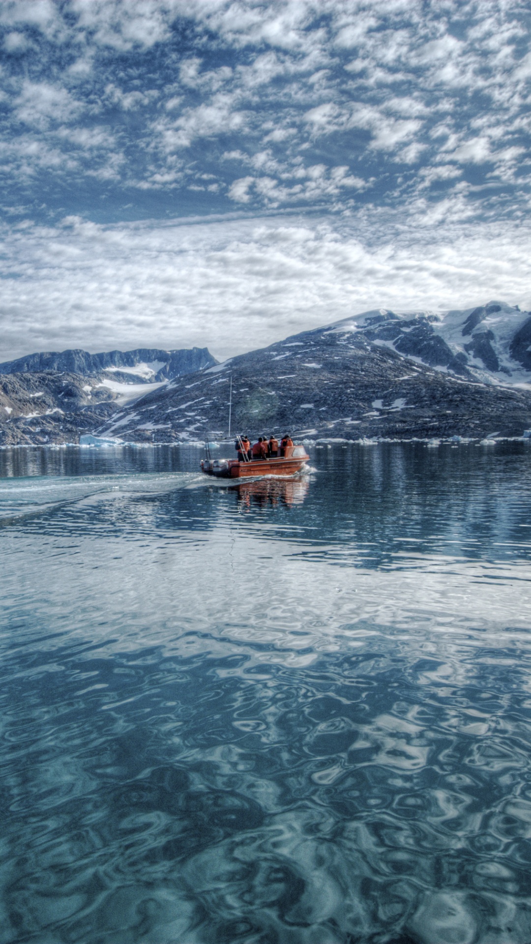 Rotes Boot Auf Gewässer in Der Nähe Von Schneebedeckten Bergen Tagsüber. Wallpaper in 1080x1920 Resolution