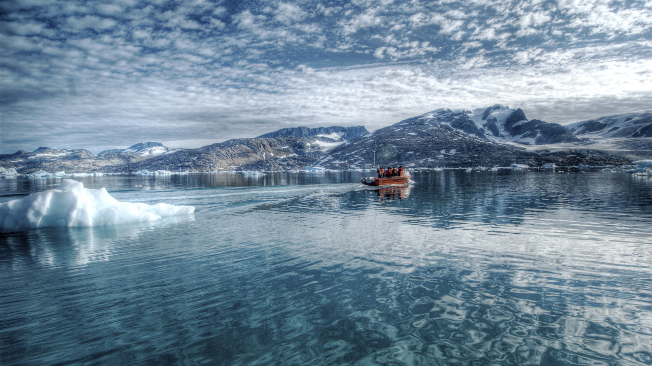 Rotes Boot Auf Gewässer in Der Nähe Von Schneebedeckten Bergen Tagsüber. Wallpaper in 1280x720 Resolution