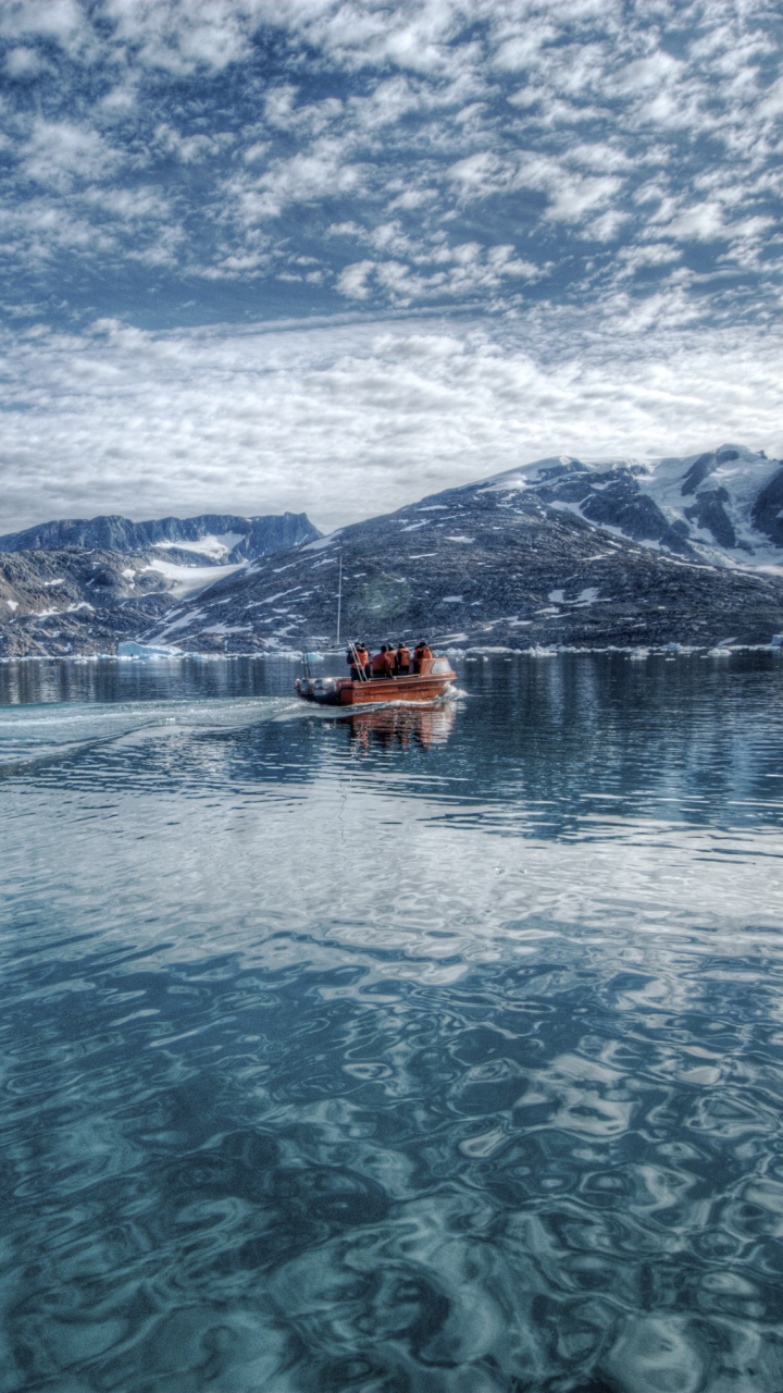 Rotes Boot Auf Gewässer in Der Nähe Von Schneebedeckten Bergen Tagsüber. Wallpaper in 720x1280 Resolution