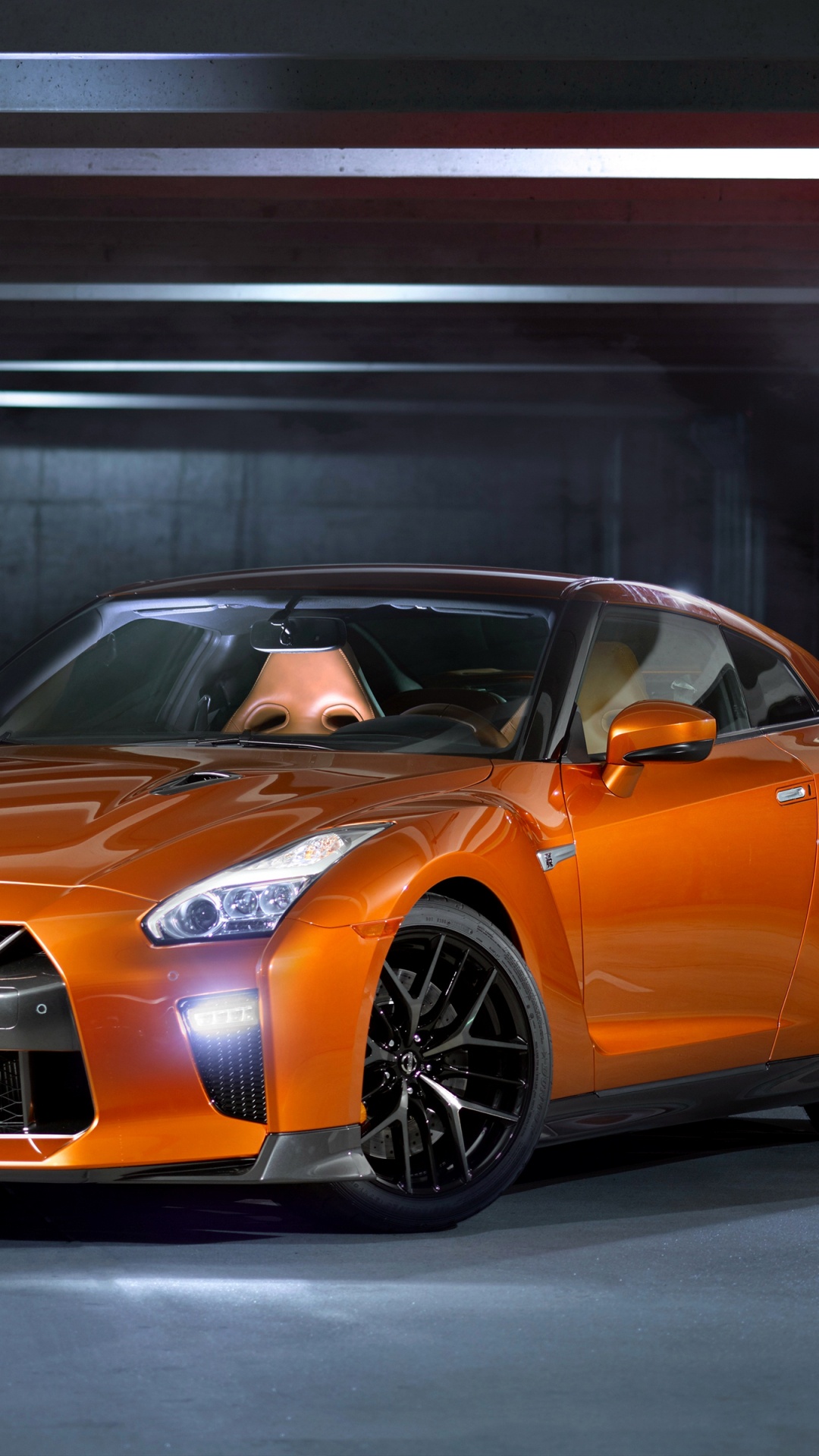 Oranger Porsche 911 Auf Einem Parkplatz Geparkt. Wallpaper in 1080x1920 Resolution