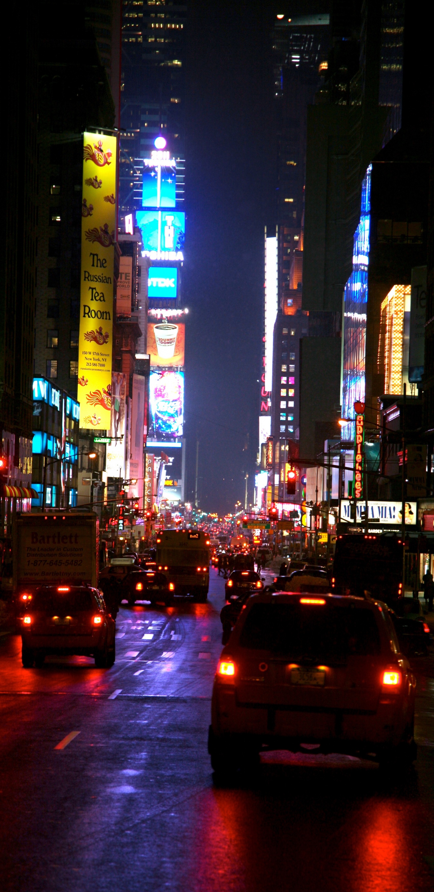 Coches en la Carretera Entre Edificios de Gran Altura Durante la Noche. Wallpaper in 1440x2960 Resolution