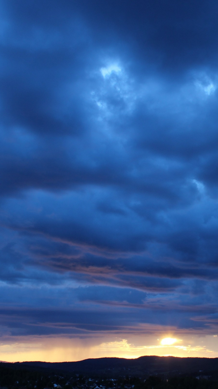 Silhouette of Mountain Under Cloudy Sky During Sunset. Wallpaper in 750x1334 Resolution