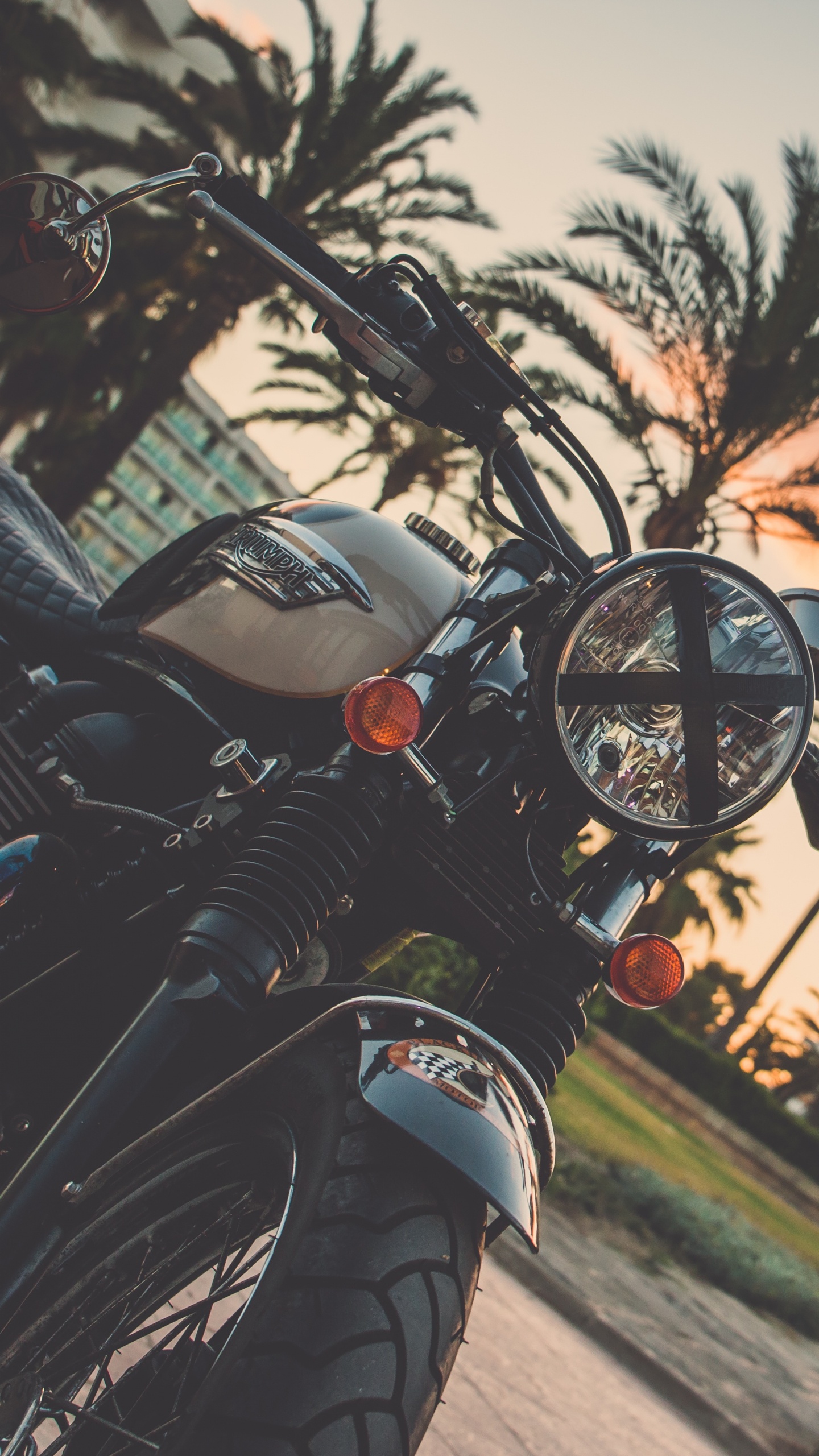 Moto Noire Garée Sur Route Pendant le Coucher du Soleil. Wallpaper in 1440x2560 Resolution