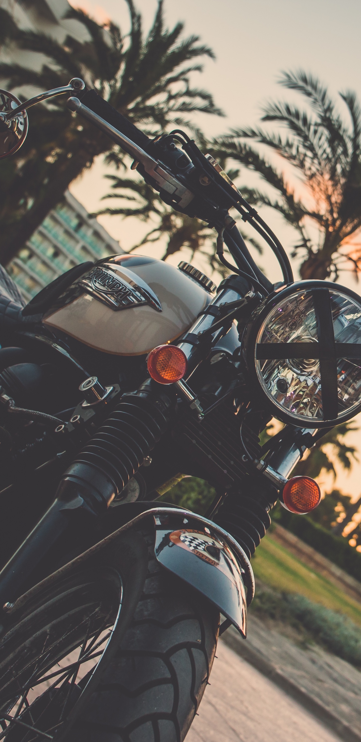 Moto Noire Garée Sur Route Pendant le Coucher du Soleil. Wallpaper in 1440x2960 Resolution