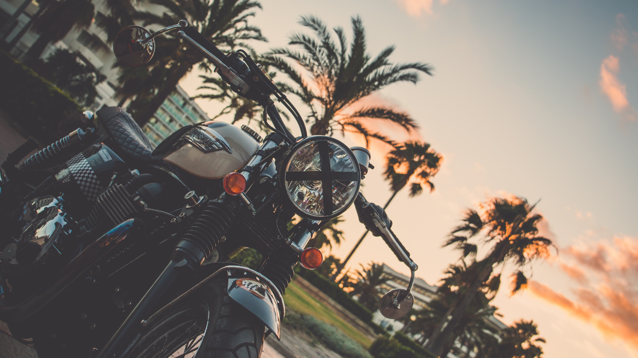 Motocicleta Negra Estacionada en la Carretera Durante la Puesta de Sol. Wallpaper in 1280x720 Resolution