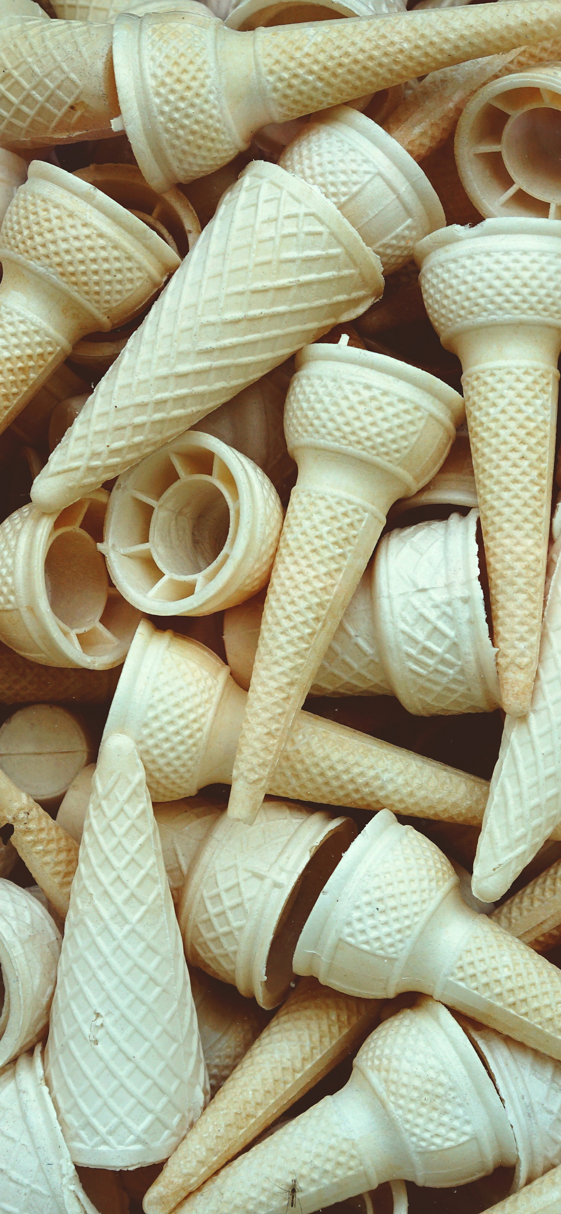 Palos de Madera Marrón Sobre Rejilla de Metal Gris. Wallpaper in 1125x2436 Resolution