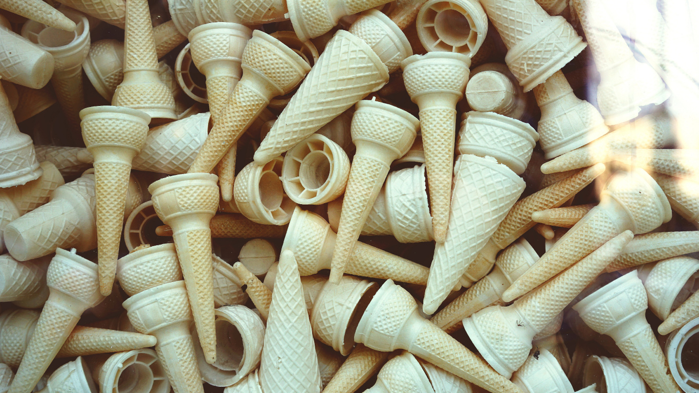 Palos de Madera Marrón Sobre Rejilla de Metal Gris. Wallpaper in 1366x768 Resolution