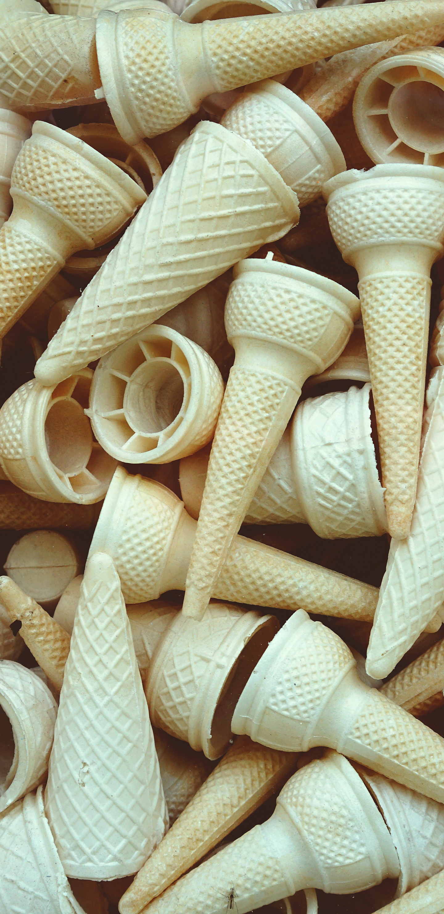 Palos de Madera Marrón Sobre Rejilla de Metal Gris. Wallpaper in 1440x2960 Resolution