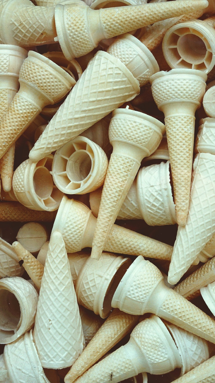 Palos de Madera Marrón Sobre Rejilla de Metal Gris. Wallpaper in 720x1280 Resolution