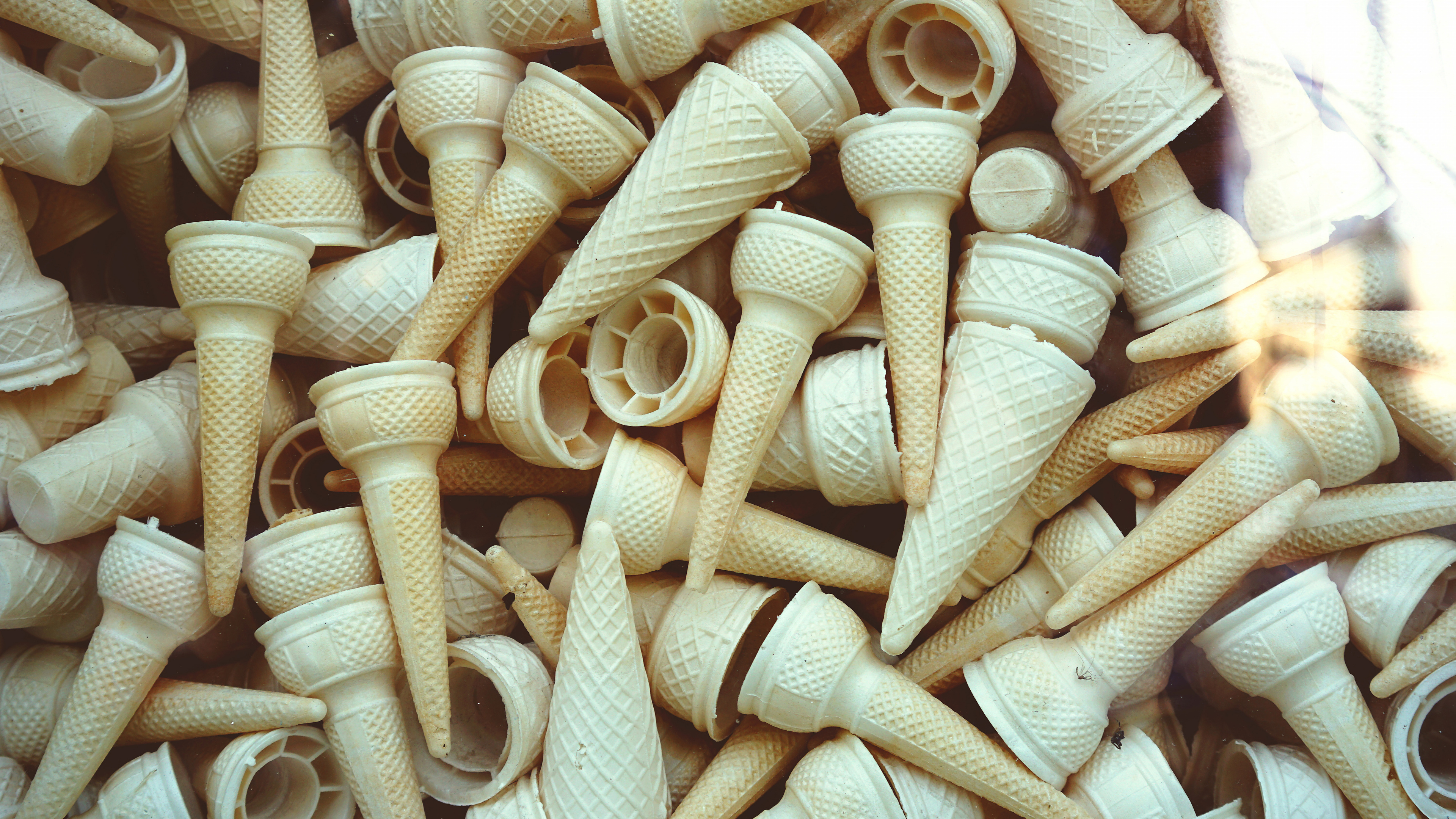 Bâtons en Bois Marron Sur Support en Métal Gris. Wallpaper in 3840x2160 Resolution