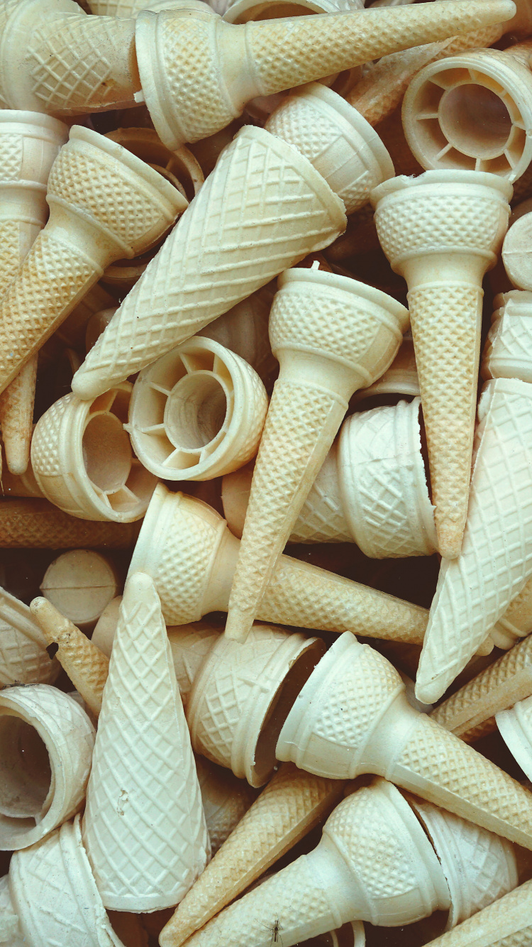 Bâtons en Bois Marron Sur Support en Métal Gris. Wallpaper in 750x1334 Resolution